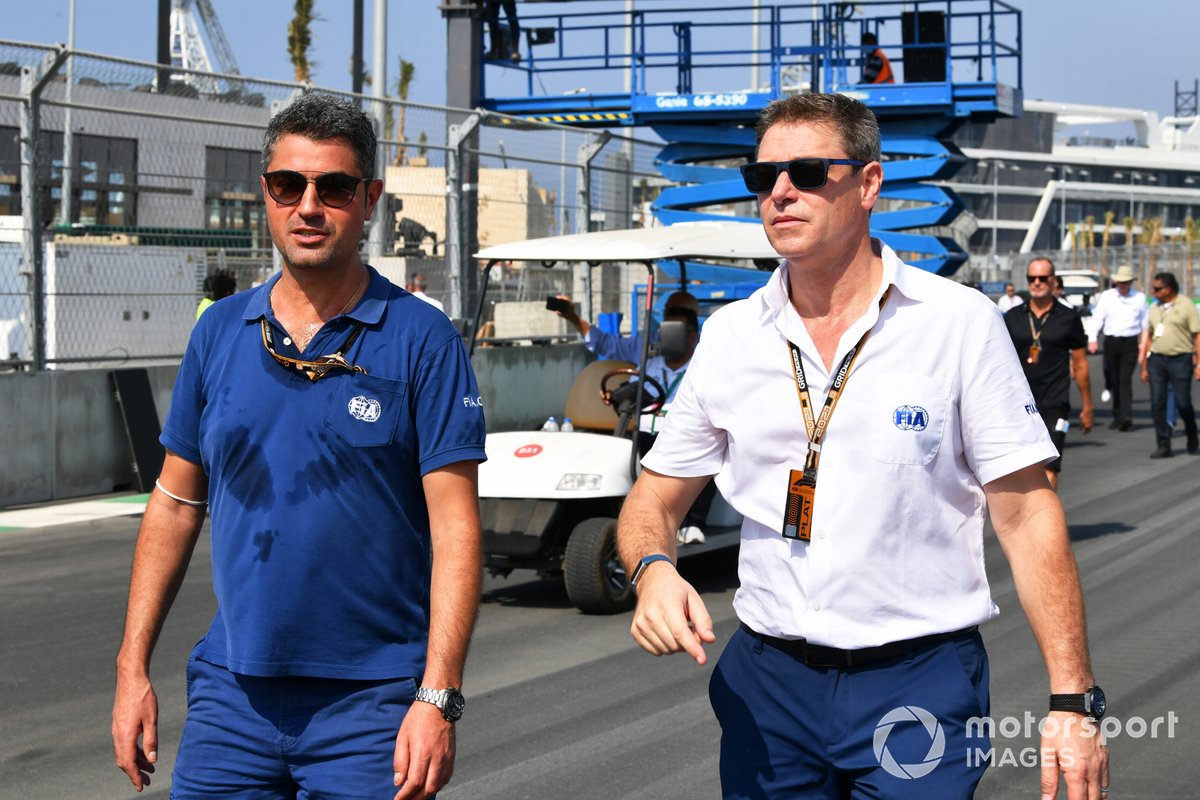Michael Masi, director de carrera, camina junto a un colega.