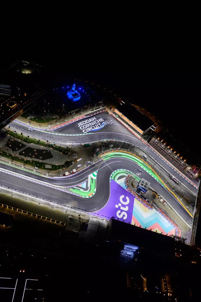 Vista nocturna del circuito Yeda  Corniche