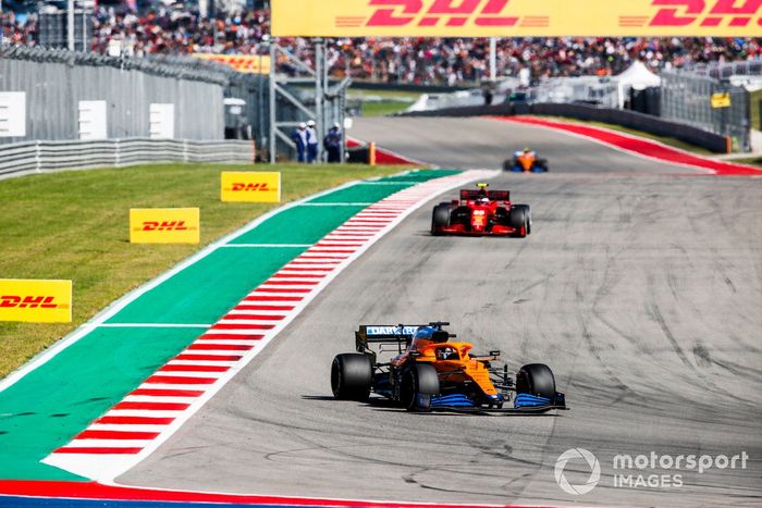 Daniel Ricciardo, McLaren MCL35M, Carlos Sainz Jr., Ferrari SF21