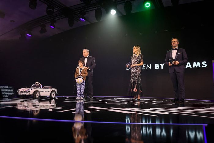 El presidente de la FIA, Jean Todt, con los maestros de ceremonias Nicki Shields y Julien Fébreau