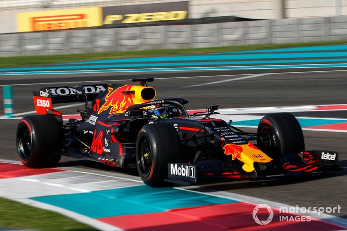Sergio Pérez, con un Red Bull Racing RB15 adaptado (muleto) con los Pirelli de 18 pulgadas  