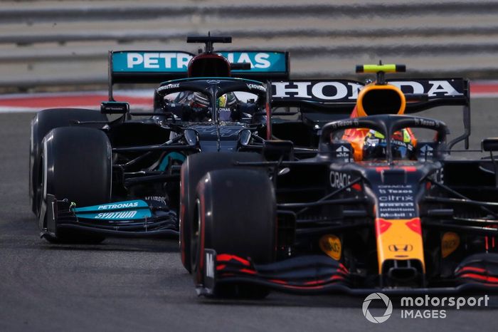 Sergio Pérez, Red Bull Racing RB16B, Lewis Hamilton, Mercedes W12