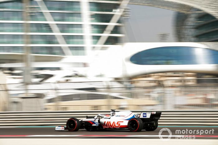 Pietro Fittipaldi, Haas F1 Team VF-19 adaptado (muleto) con los Pirelli de 18 pulgadas 