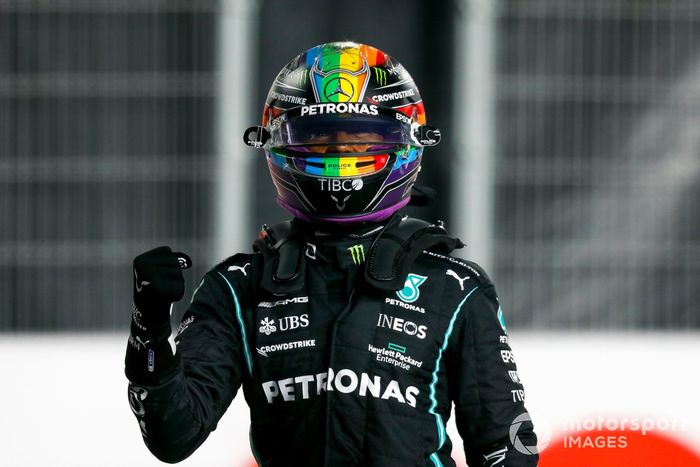Ganador de la pole position Lewis Hamilton, Mercedes, celebra