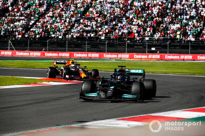 Lewis Hamilton, Mercedes W12, Sergio Pérez, Red Bull Racing RB16B