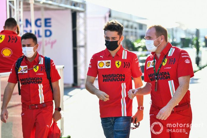 Charles Leclerc, de Ferrari, llega al paddock