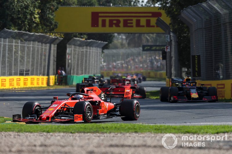 Себастьян Феттель, Ferrari SF90, впереди Макса Ферстаппена, Red Bull Racing RB15, и Шарля Леклера, Ferrari SF90