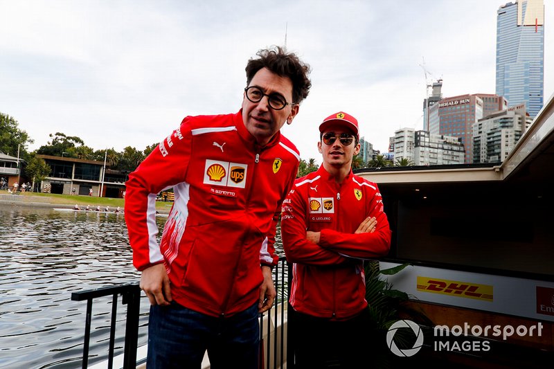 Mattia Binotto, Team Principal Ferrari e Charles Leclerc, Ferrari, si dirigono verso l'evento a Federation Square