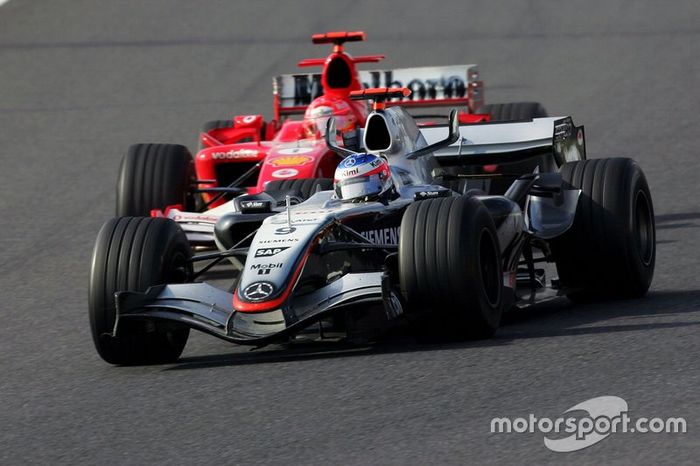 Kimi Raikkonen, McLaren Mercedes MP4/20 pasa a Michael Schumacher, Ferrari F2005