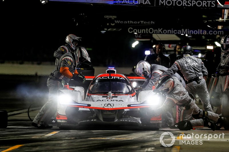 #6 Acura Team Penske Acura DPi, DPi: Juan Pablo Montoya, Dane Cameron, Simon Pagenaud, pit stop