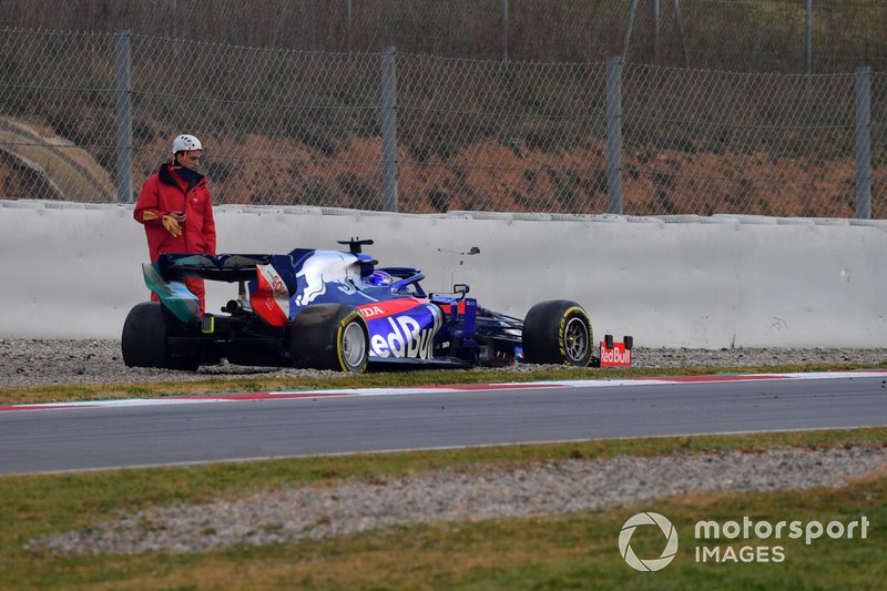Alex Albon, Scuderia Toro Rosso STR14 si ferma in pista