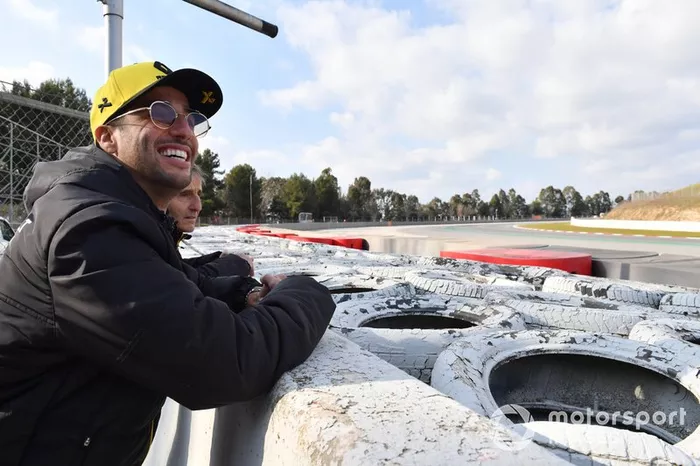 Daniel Ricciardo, Renault F1 Team y Alain Prost, Renault F1 Team Special Advisor ven las acciones
