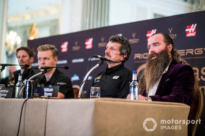 Romain Grosjean, Haas F1 Team, Kevin Magnussen, Haas F1 Team, Guenther Steiner, director de Haas F1 y William Storey, CEO de Rich Energy en conferencia de prensa