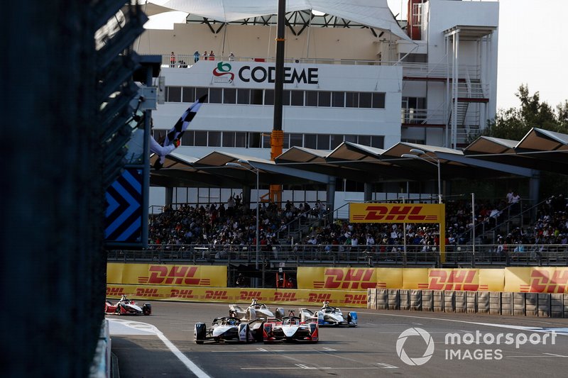 Lucas Di Grassi, Audi Sport ABT Schaeffler, Audi e-tron FE05, contacta a Pascal Wehrlein, Mahindra Racing, M5 Electro mientras pasa la línea de meta