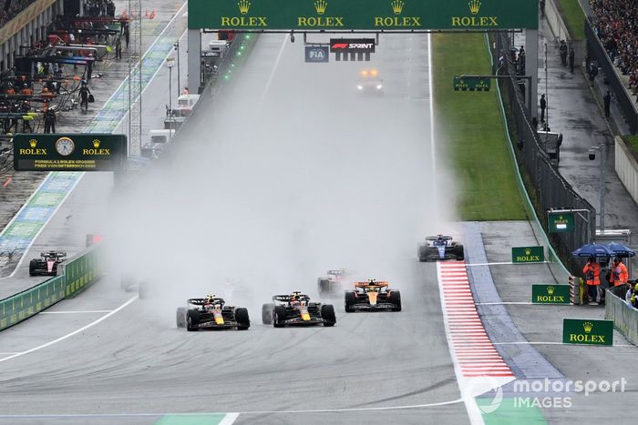 Max Verstappen, Red Bull Racing RB19, Sergio Pérez, Red Bull Racing RB19, Nico Hulkenberg, Haas VF-23, Lando Norris, McLaren MCL60, el resto de la parrilla en la salida del Sprint.