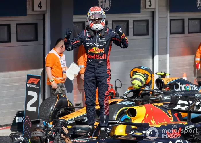 Max Verstappen, Red Bull Racing, 1ª posición, celebra su llegada al Parc Ferme
