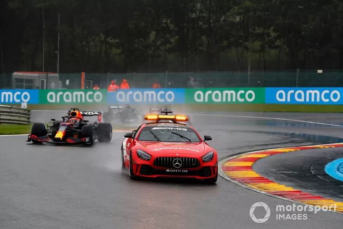 El Safety Car lidera a Max Verstappen, Red Bull Racing RB16B