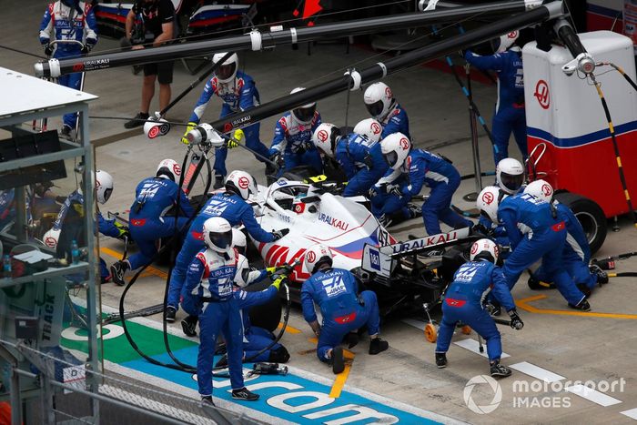 Mick Schumacher, Haas VF-21, pit stop