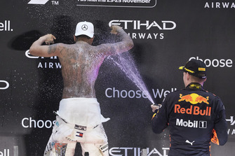 Lewis Hamilton, Mercedes AMG F1, op het podium met Max Verstappen