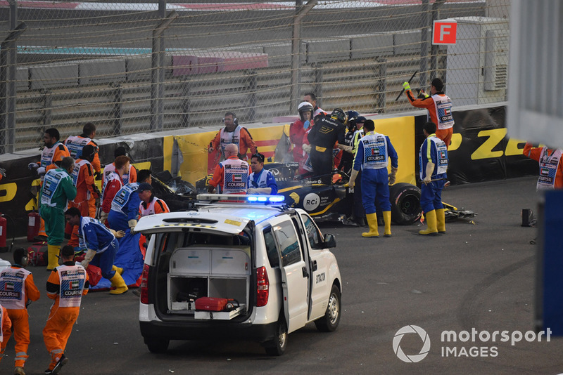 Les équipes médicales aident Nico Hulkenberg, Renault Sport F1 Team R.S. 18 après son crash
