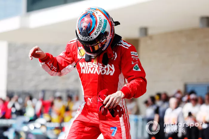 Kimi Raikkonen, Ferrari, primera posición, celebra su llegada a Parc Ferme