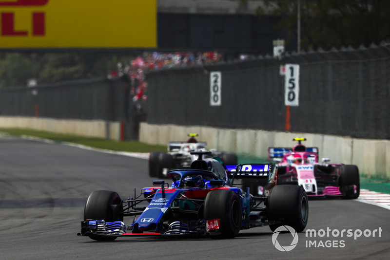 Brendon Hartley, Toro Rosso STR13, leads Esteban Ocon, Racing Point Force India VJM11, and Charles Leclerc, Sauber C37
