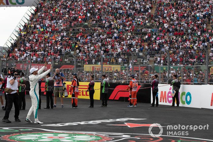 Lewis Hamilton, Mercedes AMG F1 celebra en parc ferme 