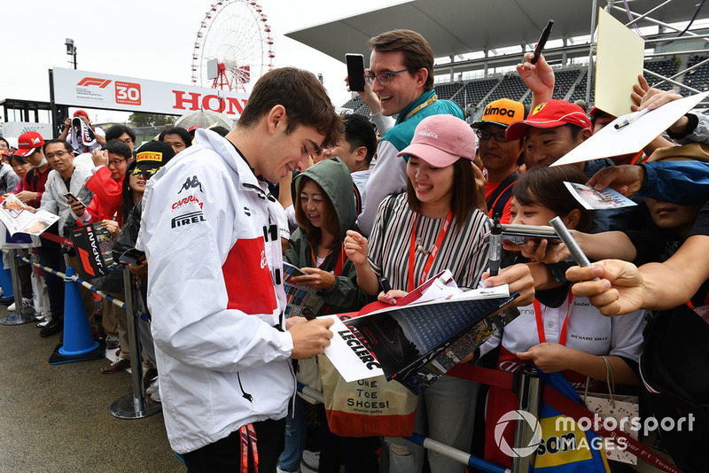 Charles Leclerc, Sauber signs autographs for the fans