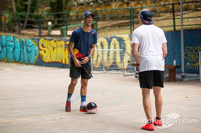 Max Verstappen y Daniel Ricciardo, Red Bull Racing juegan Futsal en Brasil