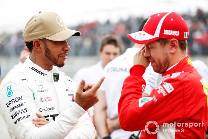 Lewis Hamilton, Mercedes AMG F1, habla con Sebastian Vettel, Ferrari, después de ganar su Pole Position