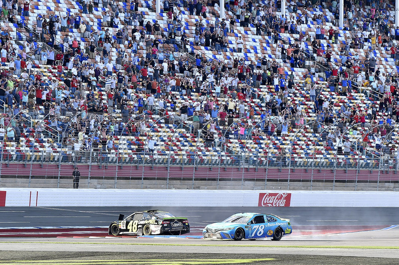 Martin Truex Jr., Furniture Row Racing, Toyota Camry Auto-Owners Insurance, Jimmie Johnson, Hendrick Motorsports, Chevrolet Camaro Lowe's for Pros