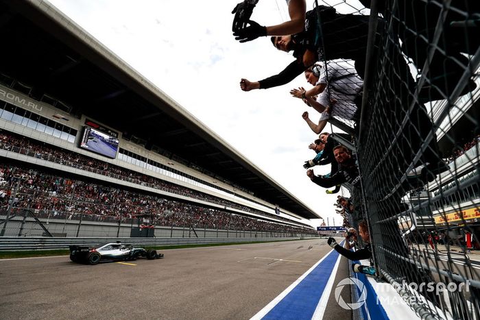 Ganador, Lewis Hamilton, Mercedes AMG F1 W09, se lleva la bandera a cuadros.