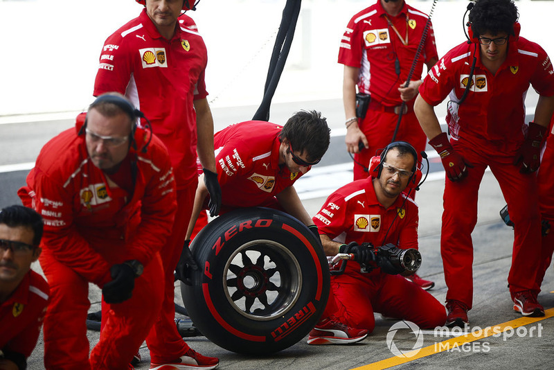 Equipo de boxes de Ferrari listo durante la práctica