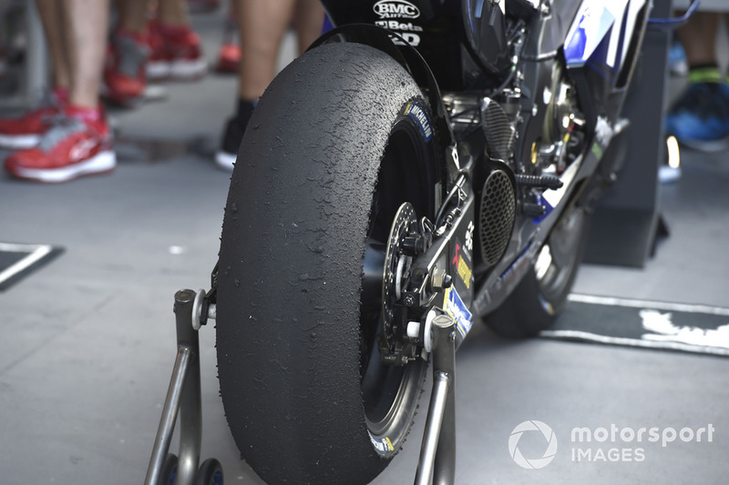 Шини на мотоциклі Валентино Россі, Yamaha Factory Racing, після кваліфікації