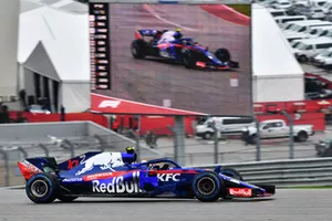 Pierre Gasly, Toro Rosso STR13 en piste et à l'écran