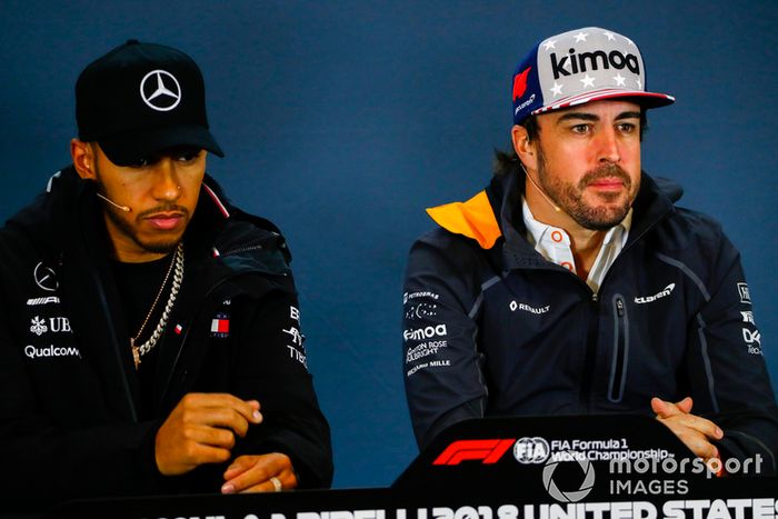 Lewis Hamilton, Mercedes AMG F1 y Fernando Alonso, McLaren en la conferencia de prensa