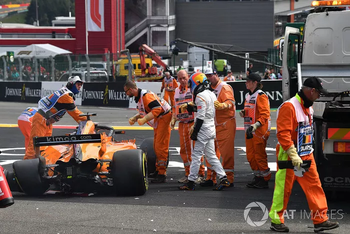  Fernando Alonso, McLaren MCL33 tras el accidente