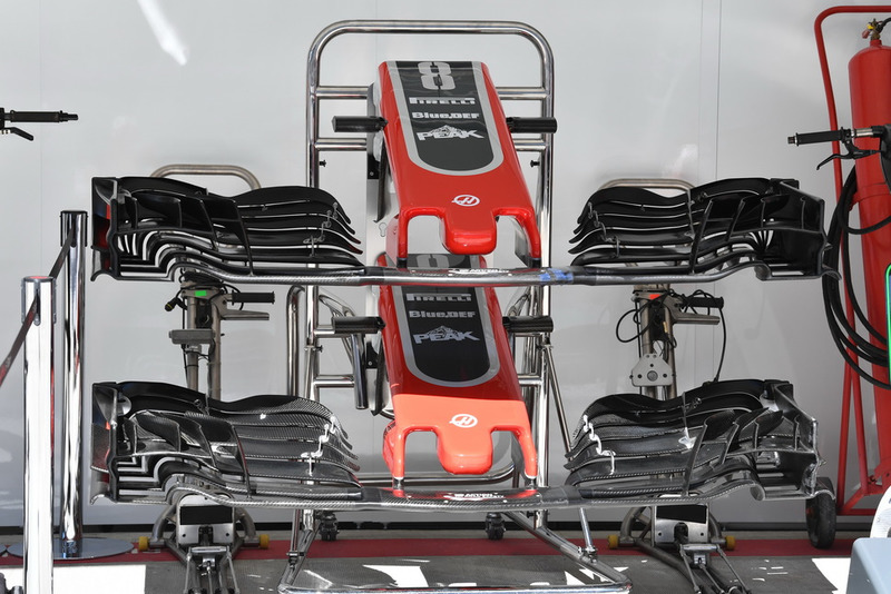 Des nez et ailerons avant de Haas F1 Team VF-18