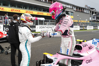 Esteban Ocon, Racing Point Force India, sıralama turlarında üçüncü ve Pole: Lewis Hamilton, Mercedes AMG F1