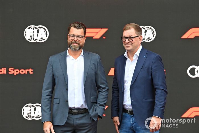 Oliver Hoffmann, Jefe de Desarrollo Técnico de Audi Sport GmbH, con Markus Duesmann, Presidente del Consejo de Administración de Audi AG