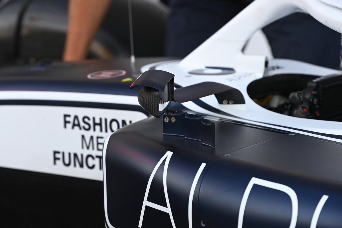 Detalle del espejo del AlphaTauri AT03