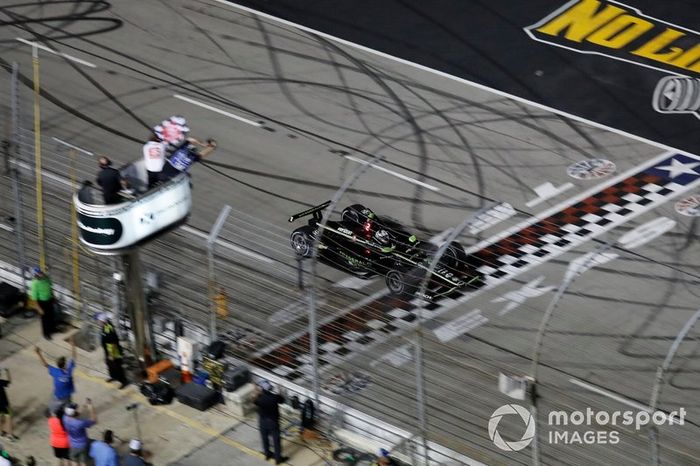 Josef Newgarden, Team Penske Chevrolet, cruza la meta