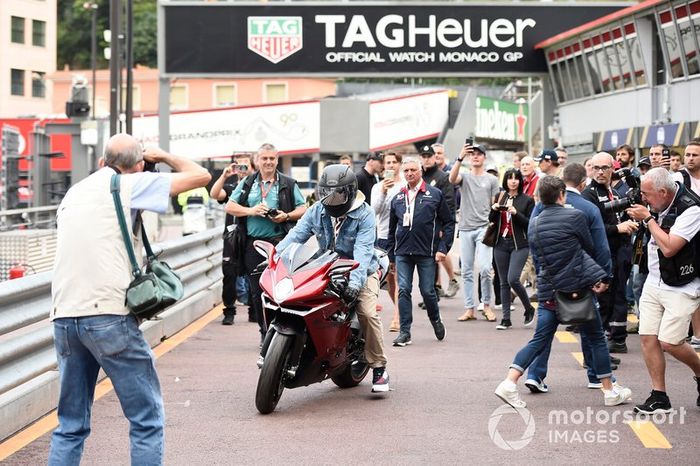 Lewis Hamilton, Mercedes AMG F1 en su moto