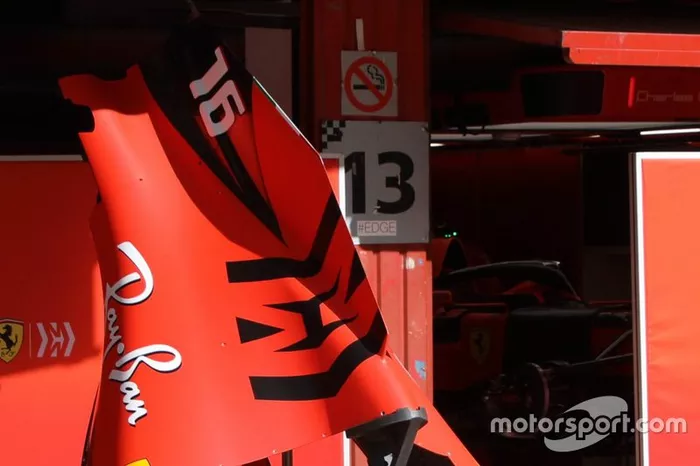 Detalle técnico de la cubierta motor del Ferrari