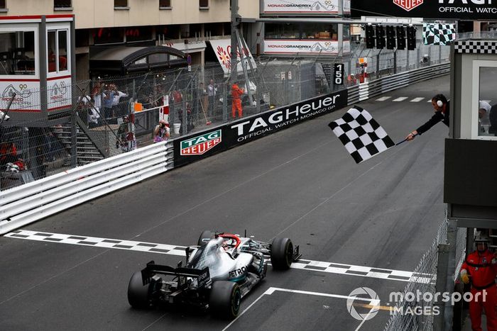 Ganador de la carrera  Lewis Hamilton, Mercedes AMG F1 W10 cruza la meta