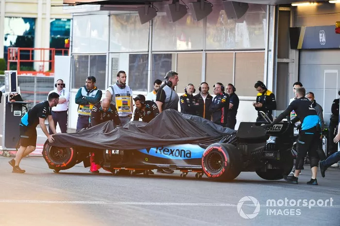 La monoposto incidentata di Robert Kubica, Williams FW42 viene spinta nel garage dai meccanici