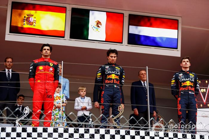 Podio: segundo lugar Carlos Sainz, Ferrari, ganador Sergio Pérez, Red Bull Racing, tercer lugar Max Verstappen, Red Bull Racing