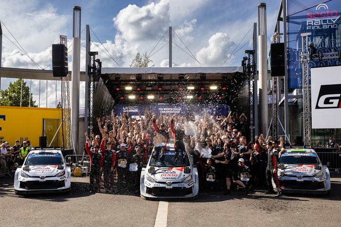 Победитель Калле Рованперц, Джонн Хэлттунен, Toyota Gazoo Racing Wrt Toyota Gr Yaris Rally1 с командой