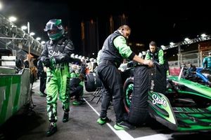 Valtteri Bottas, Stake F1 Team KICK Sauber, llega a la parrilla de salida