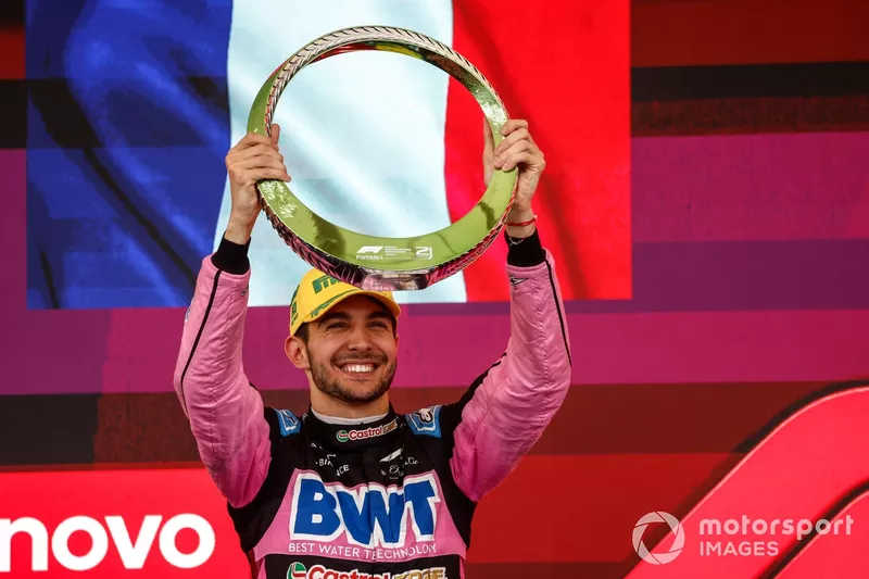 Esteban Ocon, Alpine F1 Team, 2ème position, fête son trophée sur le podium.